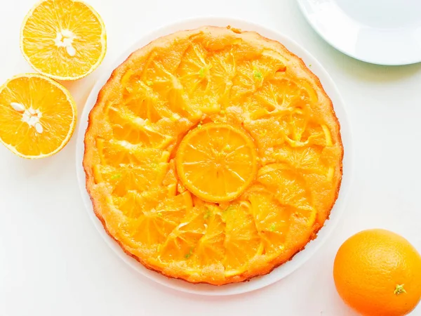 Verse Gebakken Oranje Ondersteboven Cake Witte Achtergrond Ondiep Van Binnen — Stockfoto