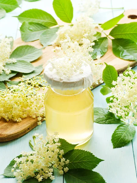 Sirop Sureau Miel Fait Maison Avec Des Fleurs Sur Bois — Photo