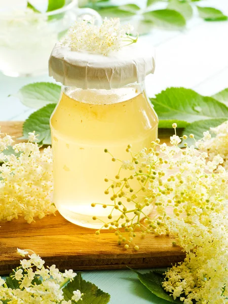 エルダーベリーシロップ自家製蜂蜜と木の花 浅いドーフ — ストック写真