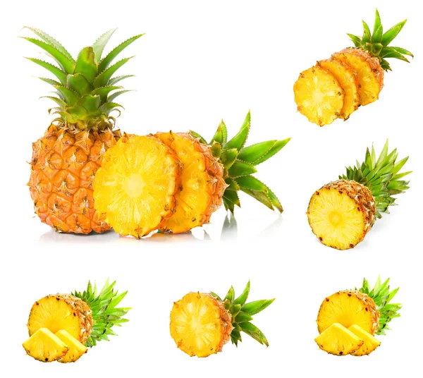 Collectie ananas met plakjes op witte achtergrond. — Stockfoto