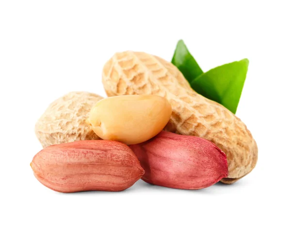 Erdnüsse und Schale mit grünem Blatt. isoliert auf weißem Hintergrund. — Stockfoto