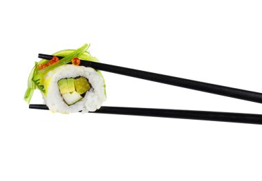 suşi rulo üzerinde beyaz izole chopsticks