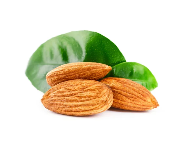 Mandlové ořechy izolované na bílém pozadí — Stock fotografie