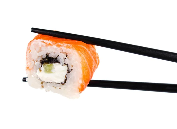 Sushi-Rolle in Essstäbchen isoliert auf weiß — Stockfoto