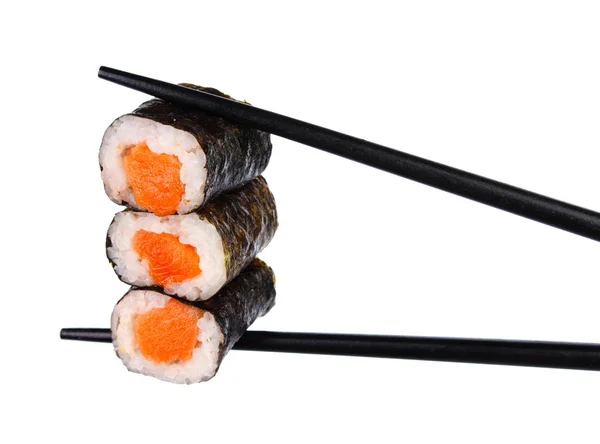 Rotolo di sushi in bacchette isolate su bianco — Foto Stock