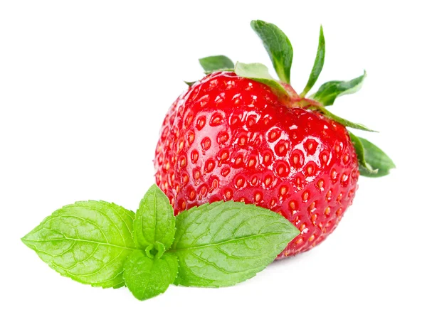 잘 익은 달콤한 딸기와 민트, 흰색 절연 — 스톡 사진