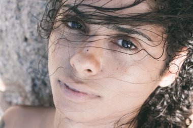 Portret van een prachtige exotische jonge vrouw