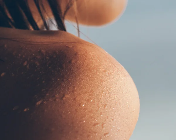 Nasse Schulter einer jungen Frau — Stockfoto
