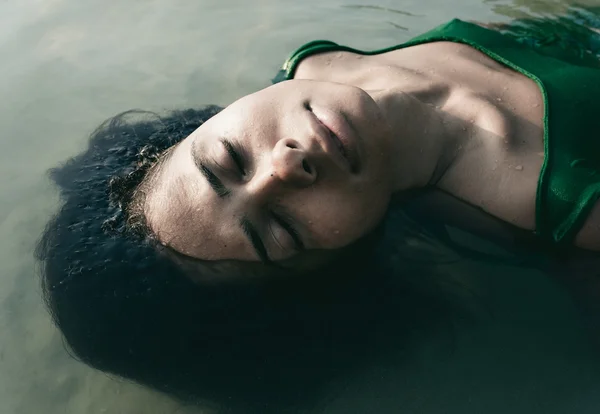 Mujer hermosa en el agua —  Fotos de Stock
