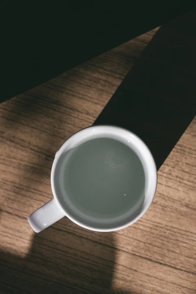 Hvit kopp på bordet – stockfoto
