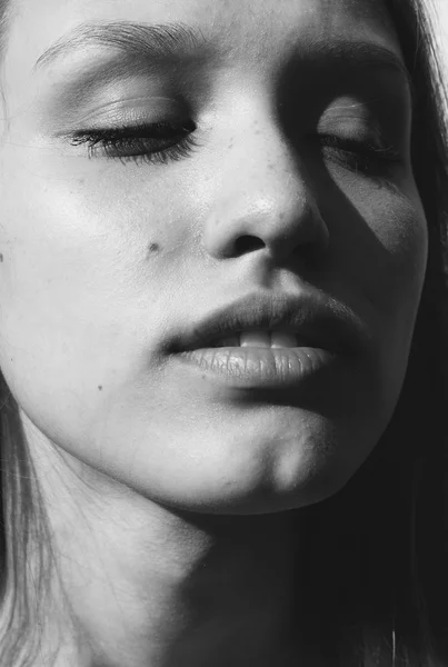 瞑想的な若い女性の顔 — ストック写真