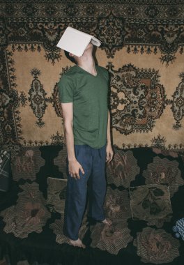 Adam kitap ile ayakta 