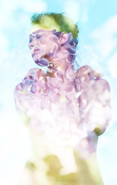 ライラック色の花と組み合わせて女性 — ストック写真