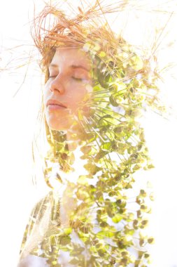 Genç kadın yapraklarla çift pozlama portresi