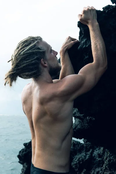 Athlete man practicing on a rock — Stock Photo, Image