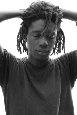 Beyaz arkaplanda bir portre