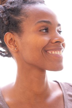 Beyaz arkaplanda bir portre