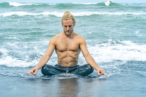 Athlete man practicing in ocean waves — Stock Photo, Image