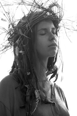 Beyaz arkaplanda bir portre