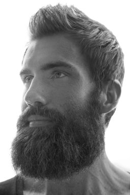 Beyaz arkaplanda bir portre