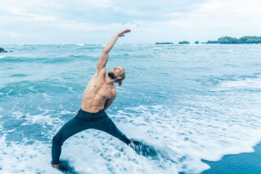 Sahilde antrenman yapan bir sporcu geliyor.