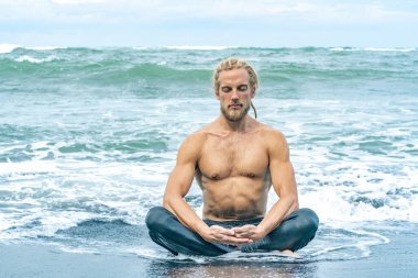 Sahilde antrenman yapan bir sporcu.