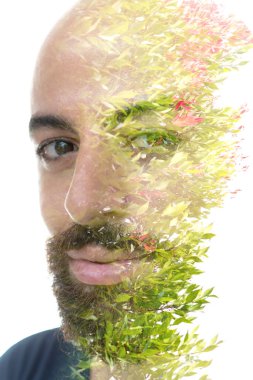 Sakallı, cesur bir adam ve çiçek açan tropikal bir ağaç fotoğrafı. İki portre yakın çekim.