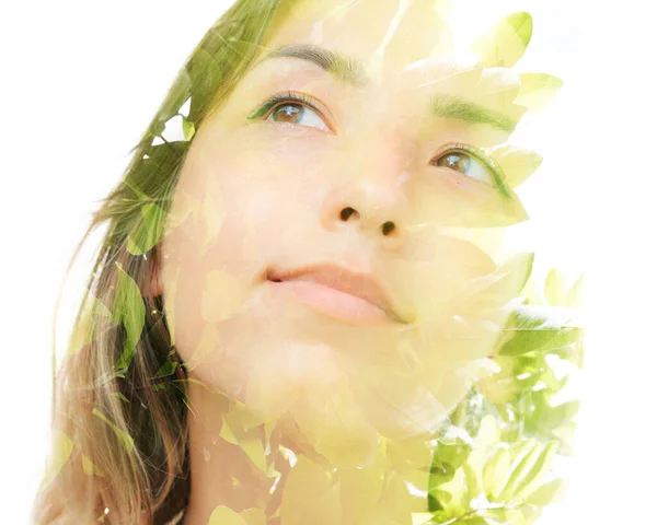 Двойной портрет мечтательной молодой женщины, смотрящей в сторону от камеры в сочетании с фотографией зеленых листьев — стоковое фото