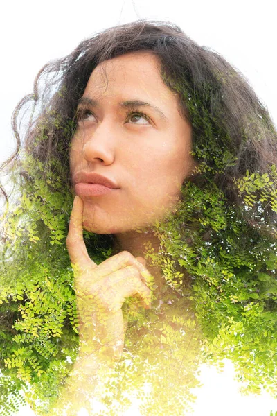 Retrato de una joven reflexiva con cabello rizado y helecho verde — Foto de Stock