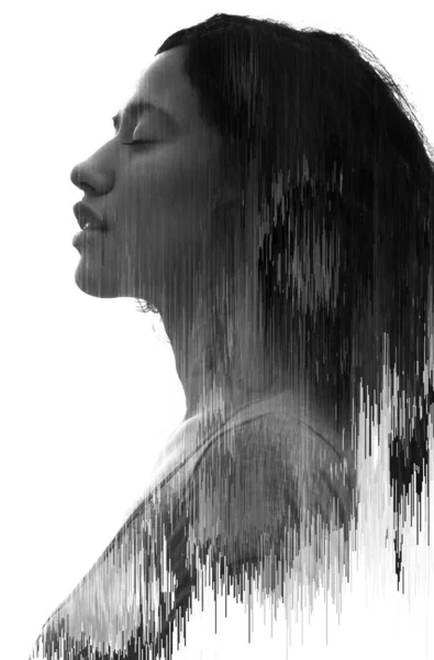 白地を背景に目を閉じた若い女性の肖像画 — ストック写真