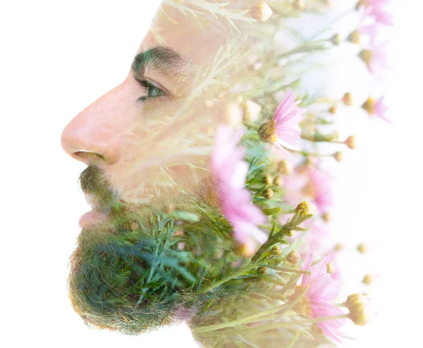 Een bebaarde dikke man profiel dubbele belichting portret close-up gecombineerd met een foto bloeiende bloeiende bloemenveld — Stockfoto