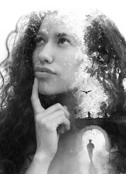 Retrato de una mujer joven y reflexiva con el pelo rizado —  Fotos de Stock