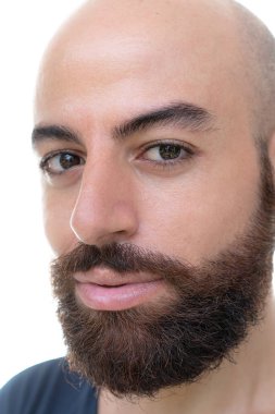 Sakallı, cesur bir adam portresi. Yakından.