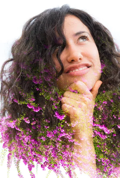 Un colorido retrato de doble exposición de una joven medio sonriente y reflexiva con el pelo rizado sosteniendo la barbilla con una mano — Foto de Stock