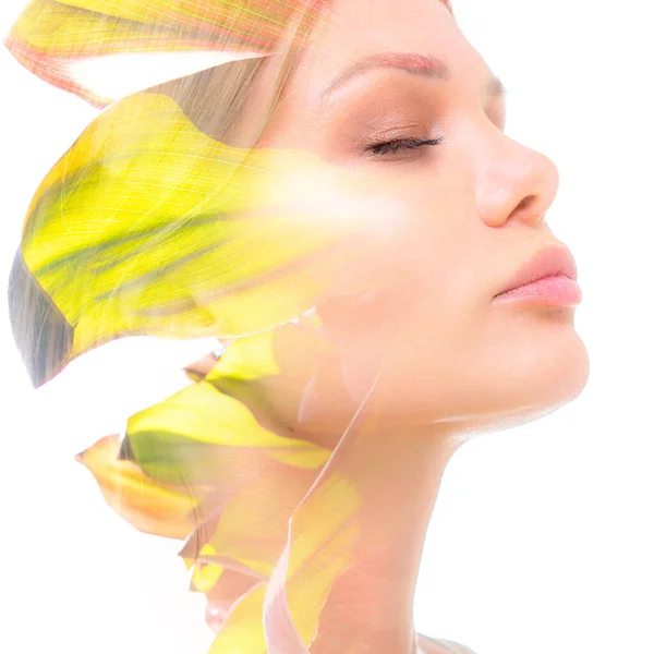 Un retrato de doble exposición de un hermoso perfil de mujer con los ojos cerrados combinado con una foto de hojas coloridas —  Fotos de Stock