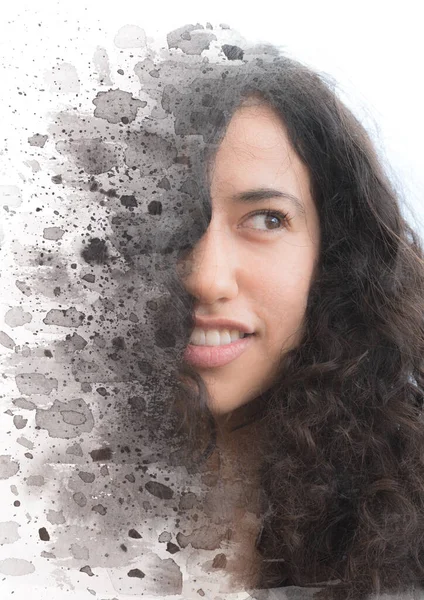 Retrato de una joven sonriente con el pelo rizado —  Fotos de Stock