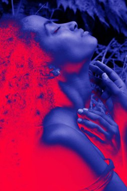 Siyah arkaplanı olan neon renkli kadın portresi