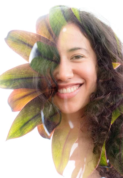 Подвійна експозиція усміхненого молодого жіночого портрета та барвистого листя — стокове фото