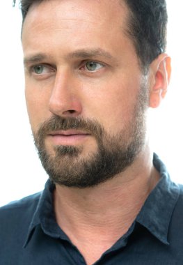 Sakallı yakışıklı bir erkek portresi.