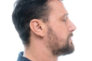 Gözleri kapalı bir adamın portresi.