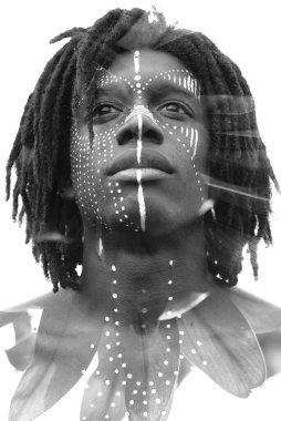 Siyah beyaz bir moda portresi.