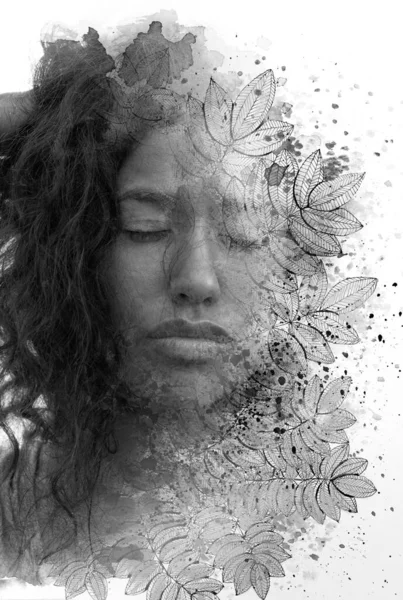 머리가 곱슬곱슬 하고 눈이 감겨 있는 젊은 여자의 흑백 화법 사진 — 스톡 사진