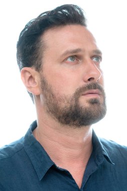 Düşünceli sakallı bir adamın profil portresi.