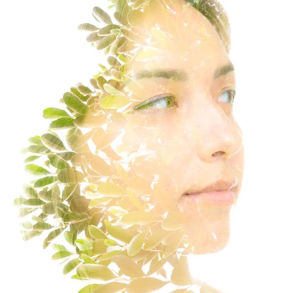 Un joven hermosa morenas doble exposición perfil retrato combinado con una foto de hojas de árbol —  Fotos de Stock
