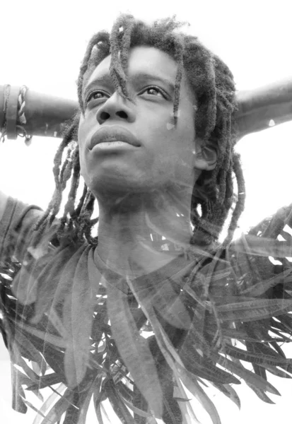 Чорно-білий молодий чоловік портрет подвійної експозиції з пальмовим листям — стокове фото