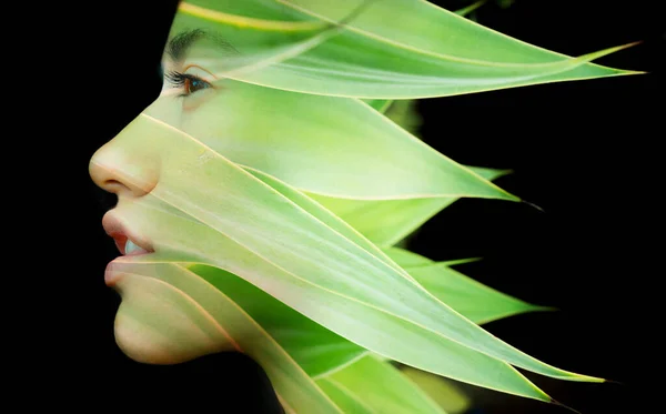 Retrato de doble exposición de un perfil de mujer joven sobre fondo negro con hojas verdes frescas —  Fotos de Stock