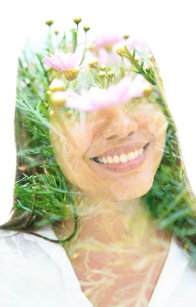 Görsel bozukluğu olan gülümseyen bir kadının portresi. — Stok fotoğraf