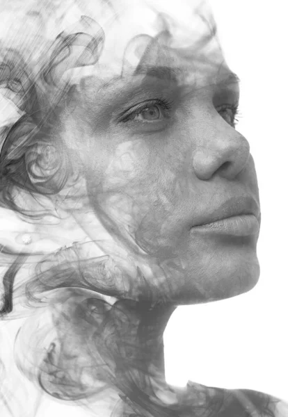 Un retrato de doble exposición en blanco y negro de mujeres jóvenes y seguras de cerca combinado con remolinos de humo —  Fotos de Stock