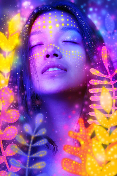 Художественный красочный портрет женщины со светящимися цветочными элементами — стоковое фото