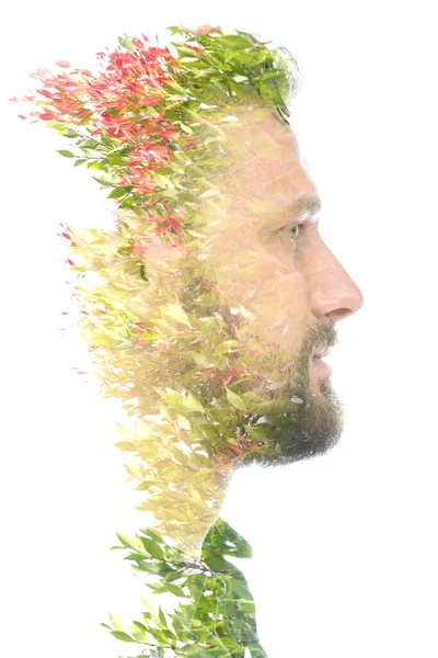 Un retrato de un hombre combinado con plantas florecientes —  Fotos de Stock